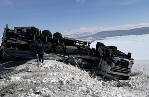 TIR tepetaklak devrildi, sürücüsü yaralandı!