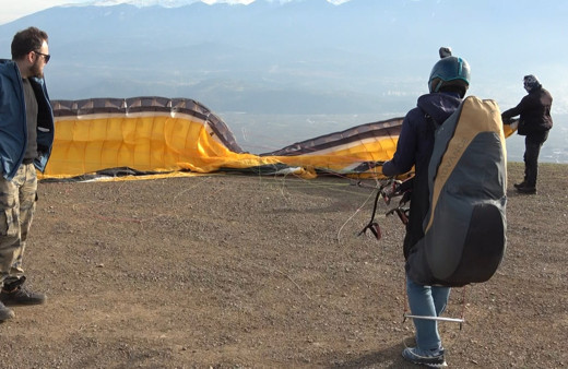 Yamaç paraşütü yapan arkadaşlarını uçaktan selamladı