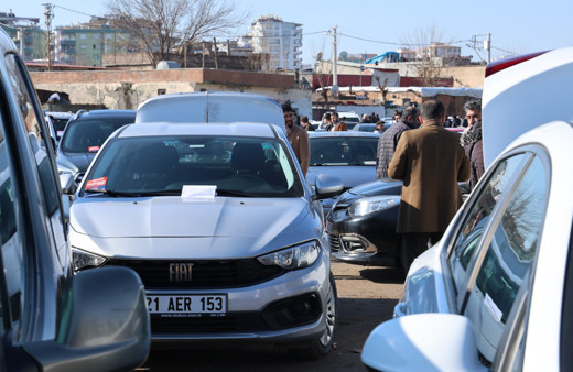 Diyarbakır açık oto pazarında hafta sonu yoğunluğu
