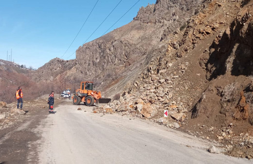 Tunceli-Erzincan karayolunda heyelan