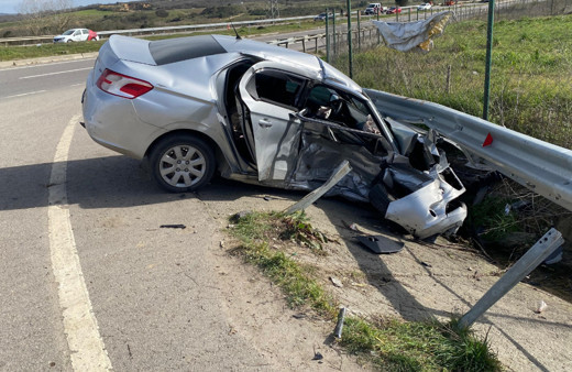 Pendik’te 2 otomobilin çarpıştığı kazada 3 kişi yaralandı