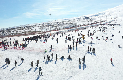 Kayakseverler Yıldızdağı’na akın etti, gişe önlerinde uzun kuyruklar oluştu