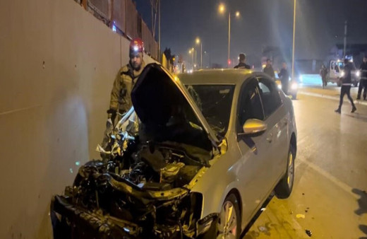 Kamyonete çarpıp savrulan otomobil duvara çarparak durabildi