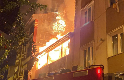 İstanbul'da 2 katlı binanın çatı katı alev alev yandı