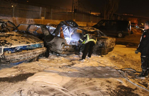 Sanayide park halinde bulunan 3 araç yandı!