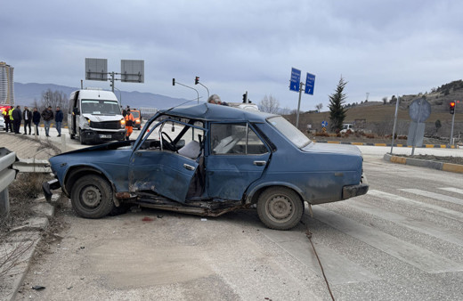 Servis minibüsü ile otomobil çarpıştı: 6 kişi yaralandı!