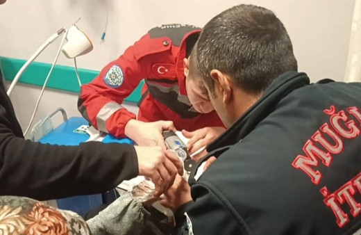 Parmakta sıkışan yüzüğü hastaneye çağrılan itfaiye çıkardı