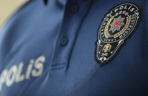 Polis memuru ekip otosuna aldığı iki arkadaşıyla yağma yaptı!