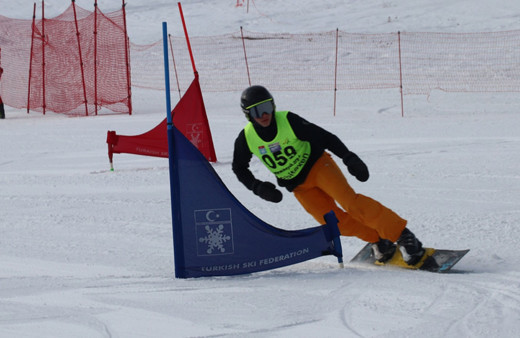 Snowboard 2. Etap Türkiye Şampiyonası Kurtuluş Kupası yarışları Erzincan'da başladı