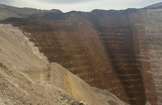 Toprak işçilerin üzerine böyle kaydı! Erzincan'da altın madeninde facia! Toprak altında kalan işçiler var!