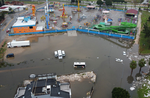 Antalya'da okullar bir gün daha tatil edildi! Sel can aldı, 'kıyamet kopuyor sandık'...