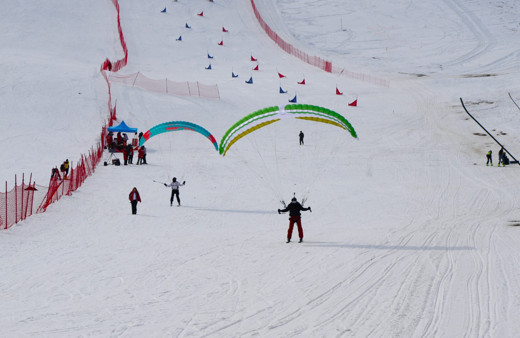 Ergan Dağı’nda yamaç paraşütlü kayak keyfi