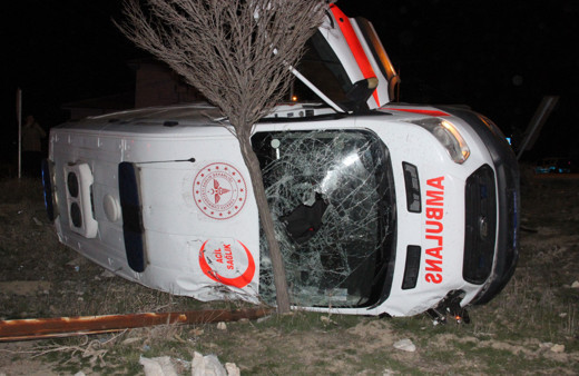 Otomobille çarpışan ambulans devrildi: 5 yaralı