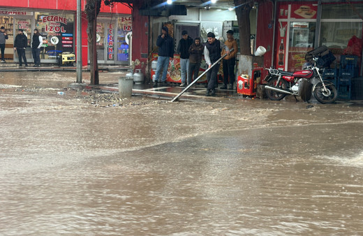 Siverek’te şiddetli yağış su baskınlarına neden oldu