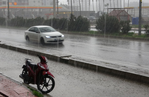 Mersin'de dolu, hortum ve sağanak yağış etkili oldu