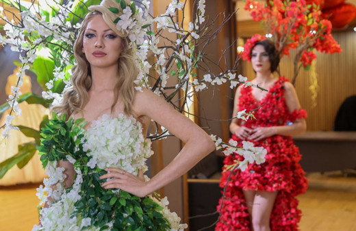 Diyarbakır'da Sevgililer Günü... Çiçeklerden tasarlanan gelinlikler sergilendi