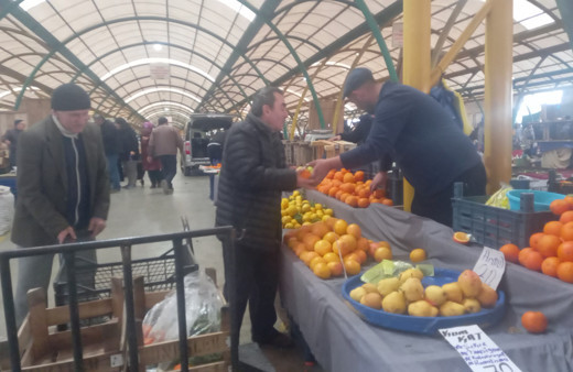 Pazardan topladığı malzemeleri ihtiyaç sahiplerine dağıtıyor