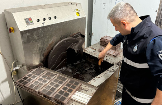 Kaçak çikolata imalathanesine operasyon!