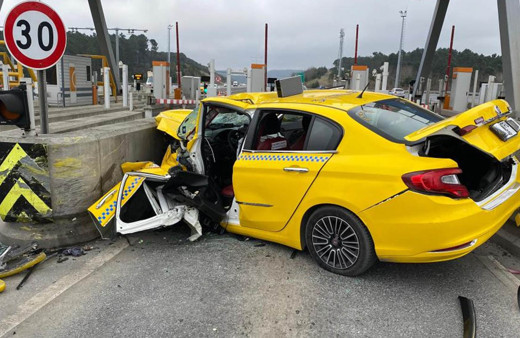 Kuzey Marmara Otoyolu'nda ticari taksi gişeye çarptı: 2 ağır yaralı