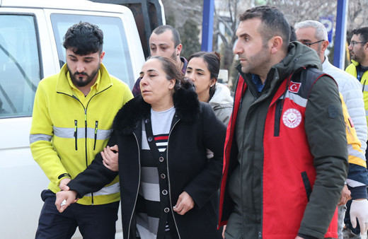 9 madencinin aileleri gözyaşları içinde gelecek güzel haberi bekliyor! Arama kurtarma çalışmaları sürüyor