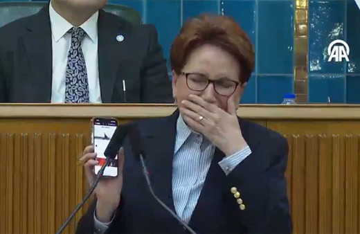 Meral Akşener kürsüde hıçkıra hıçkıra ağladı! İşte Akşener'i ağlatan şarkı...