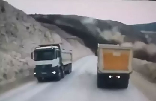 Erzincan'daki altın madeni faciasından yeni görüntüler! Kamyonlar son anda kurtulmuş