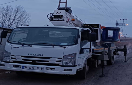 Yüksek gerilim hattına takılan güvercin ekipler tarafından kurtarıldı