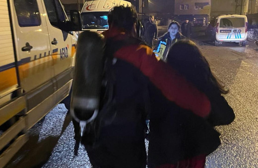 Kars’ta yangında mahur kalan 4 kişi kurtarıldı