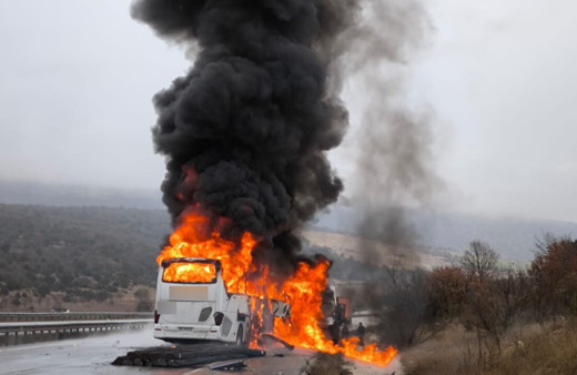 Kamyona çarpan otobüs alev topuna döndü