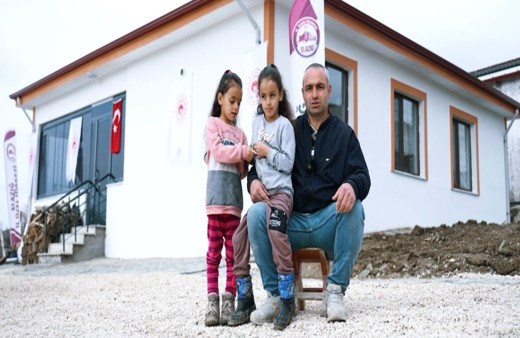 Elazığ'da yerinde dönüşümde ilk köy evi sahibine teslim edildi