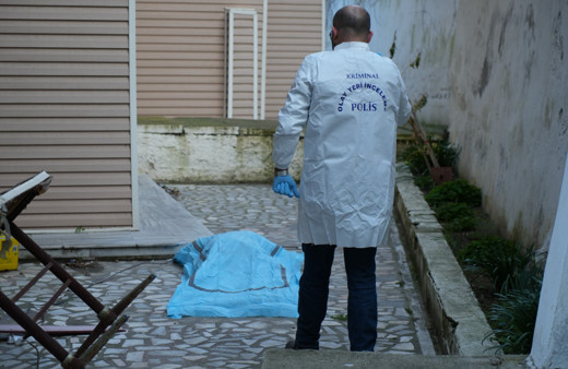 Yaşlı adam apartmanın birinci katından düşerek öldü