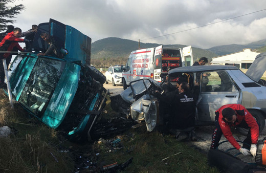 İki otomobilin çarpıştığı kazada 4 kişi yaralandı