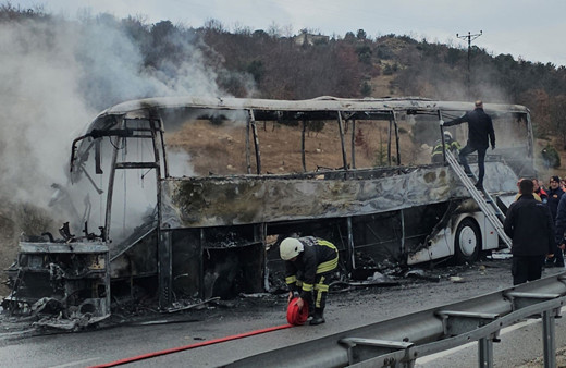 Yolcu otobüsü kamyona çarptı alev topuna döndü! Feci kazada ölenler ve yaralılar var