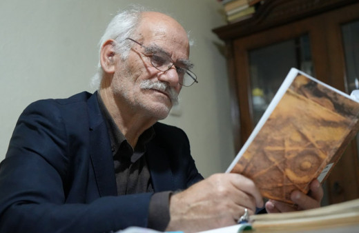 73 yaşındaki üniversite öğrencisi hem derslerine çalışıyor hem de kitap yazıyor