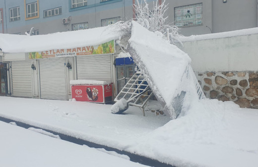 Başkale’de yoğun kar yağışı sebebiyle eğitime ara verildi
