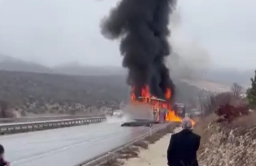 Kamyona çarpan otobüs alev topuna döndü