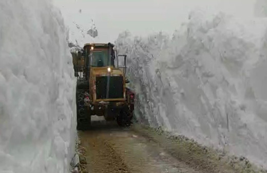 Yüksekova’da 5 metrelik kar tünelinde çalışma başladı
