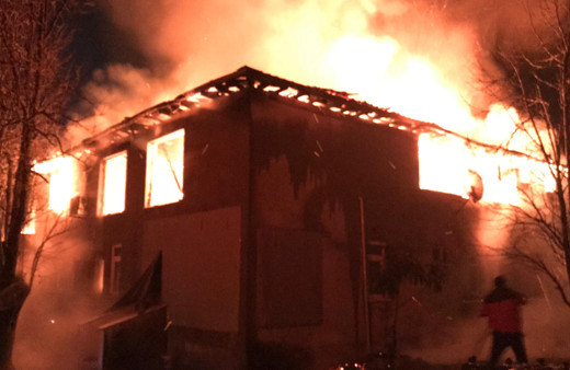 Sakarya'da iki katlı ev alev topuna döndü