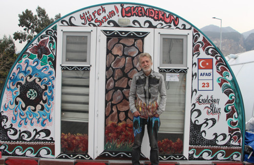 Enkaz kentin konteynerleri onun elinde renkleniyor