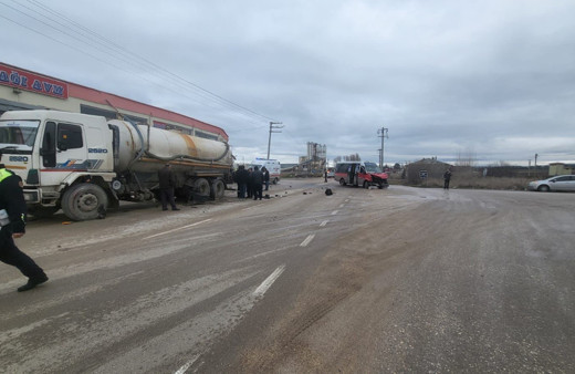 Yolcu dolu minibüs vidanjöre çarptı, 12 kişi yaralandı