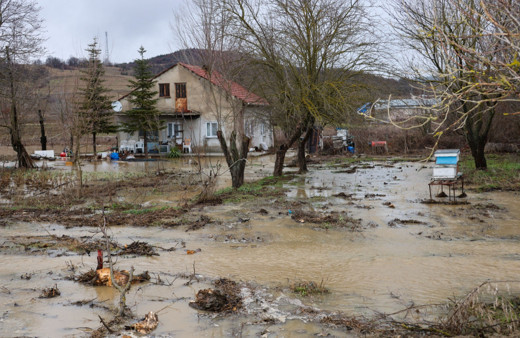 Bilecik'te Karasu Deresi taştı, birçok tarım arazisi ve iki ev su altında kaldı