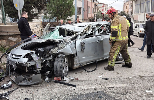 Önce yayaya, sonra trafik levhası ve kamyona çarptı: 4 kişi yaralandı!