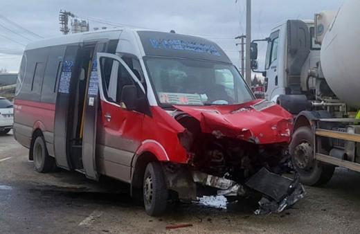 Yolcu minibüsü vidanjöre çarptı, minibüsteki 12 kişi yaralandı!