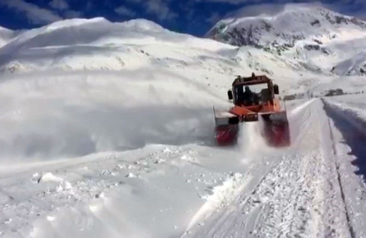 Van ve Hakkari'de kar nedeniyle kapanan yollar açılıyor