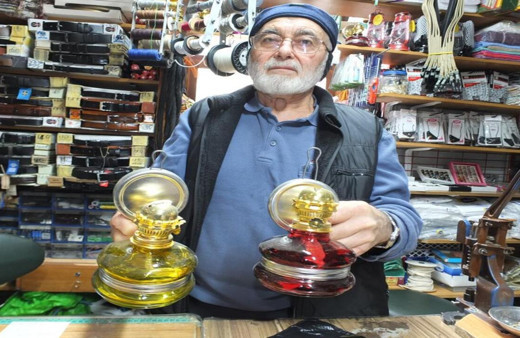 Burhaniye’de eski yılların gaz lambaları ilgi gördü