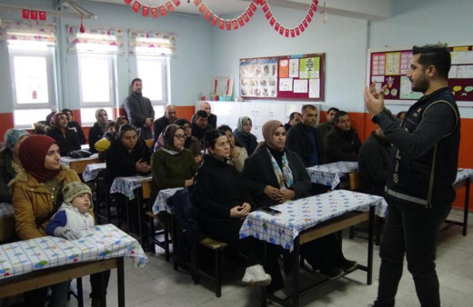 Gercüş’te velilere 'En iyi narkotik polisi anne' eğitimi verildi