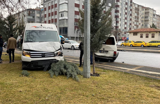 Savrulan aracın çarptığı yaya ağır yaralandı