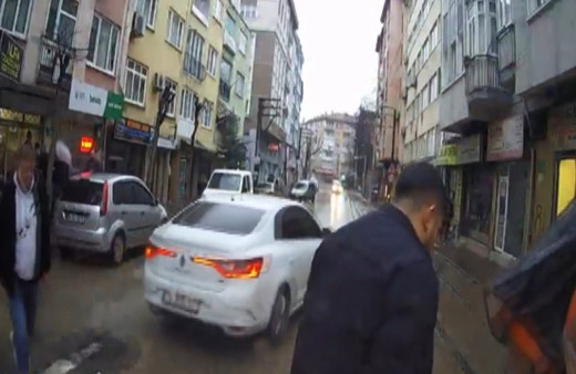 Yağmurda kayan ve caddeye fırlayan başıboş motosiklet faciaya neden oldu