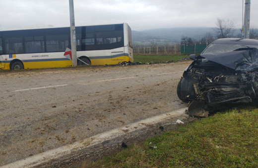 Halk otobüsüyle çarpışan otomobilin sürücüsü öldü