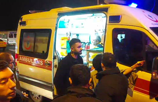 Park halindeki minibüse çarpan otomobil takla attı